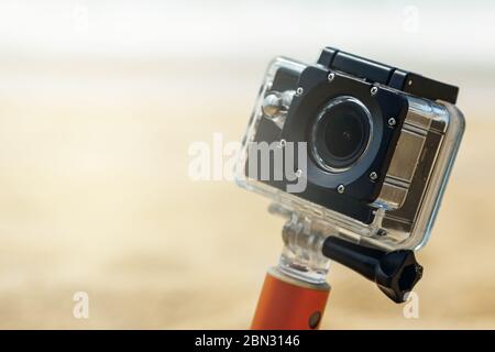 Action-Kamera im wasserdichten Gehäuse am Strand Stockfoto