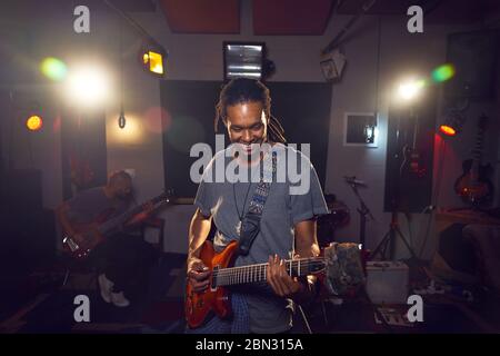 Männlicher Musiker, der Gitarre im Tonstudio spielt Stockfoto