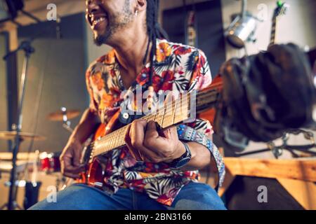 Männlicher Musiker spielt E-Gitarre Stockfoto