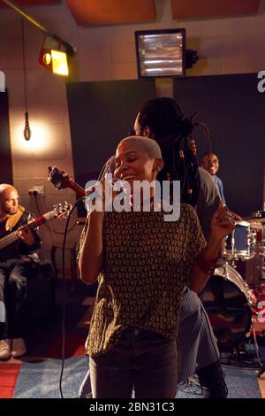 Musiker auf der Bühne Stockfoto