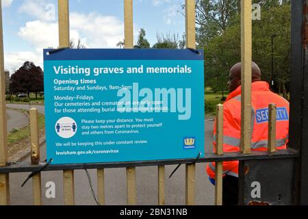 London, Großbritannien. Hier Green Cemetery unter Sicherheit während der Zeit der 2020 covid- 19 Weltkrise. Stockfoto