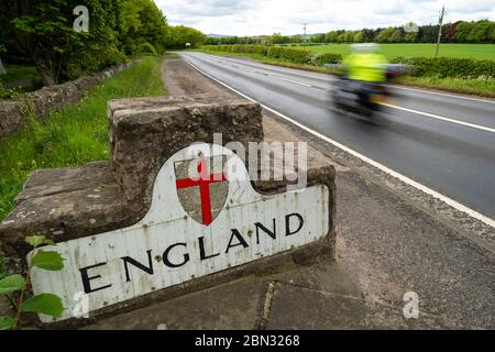 Coldstream, Schottland, Großbritannien. 12 Mai 2020. Blick auf die Grenze zwischen England und Schottland auf der A689(7) bei Coldstream in den schottischen Grenzen. Der schottische erste Minister hat gesagt, dass die Menschen aus England, weil die Sperrung des Coronavirus in Schottland nicht aufgehoben wird, nicht nach Schottland reisen sollten, wenn sie nicht schottischen Sperrgesetzen folgen. Iain Masterton/Alamy Live News Stockfoto