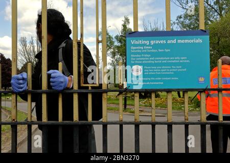 London, Großbritannien. Hier Green Cemetery unter Sicherheit während der Zeit der 2020 covid- 19 Weltkrise. Stockfoto