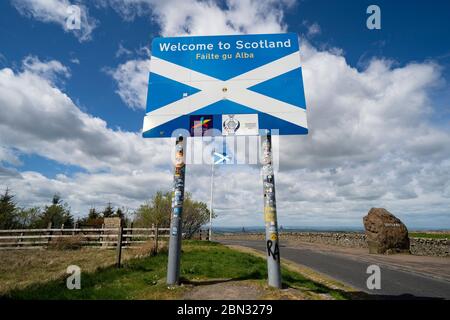 Carter Bar, Schottland, Großbritannien. 12 Mai 2020. Blick auf die Grenze zwischen England und Schottland an der A68 südlich von Jedburgh bei Carter Bar in den Scottish Borders. Der schottische erste Minister hat gesagt, dass die Menschen aus England, weil die Sperrung des Coronavirus in Schottland nicht aufgehoben wird, nicht nach Schottland reisen sollten, wenn sie nicht schottischen Sperrgesetzen folgen. Iain Masterton/Alamy Live News Stockfoto