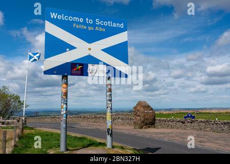 Carter Bar, Schottland, Großbritannien. 12 Mai 2020. Blick auf die Grenze zwischen England und Schottland an der A68 südlich von Jedburgh bei Carter Bar in den Scottish Borders. Der schottische erste Minister hat gesagt, dass die Menschen aus England, weil die Sperrung des Coronavirus in Schottland nicht aufgehoben wird, nicht nach Schottland reisen sollten, wenn sie nicht schottischen Sperrgesetzen folgen. Iain Masterton/Alamy Live News Stockfoto