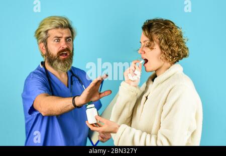 Tägliche Rate Medikamente. Verschreiben Sie Tests und Behandlung. Kranker Patient. Medizinische Hilfe. Symptome einer Virusinfektion. Medizinische Behandlung. Effektive Heilungen. Anamnese. Arzt kommunizieren Frau. Überdosierung des Medikaments. Stockfoto