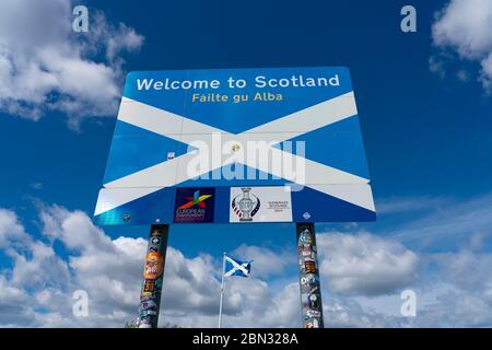 Carter Bar, Schottland, Großbritannien. 12 Mai 2020. Blick auf die Grenze zwischen England und Schottland an der A68 südlich von Jedburgh bei Carter Bar in den Scottish Borders. Der schottische erste Minister hat gesagt, dass die Menschen aus England, weil die Sperrung des Coronavirus in Schottland nicht aufgehoben wird, nicht nach Schottland reisen sollten, wenn sie nicht schottischen Sperrgesetzen folgen. Iain Masterton/Alamy Live News Stockfoto