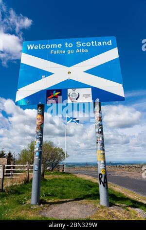 Carter Bar, Schottland, Großbritannien. 12 Mai 2020. Blick auf die Grenze zwischen England und Schottland an der A68 südlich von Jedburgh bei Carter Bar in den Scottish Borders. Der schottische erste Minister hat gesagt, dass die Menschen aus England, weil die Sperrung des Coronavirus in Schottland nicht aufgehoben wird, nicht nach Schottland reisen sollten, wenn sie nicht schottischen Sperrgesetzen folgen. Iain Masterton/Alamy Live News Stockfoto