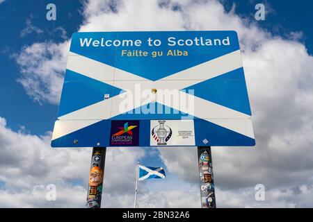 Carter Bar, Schottland, Großbritannien. 12 Mai 2020. Blick auf die Grenze zwischen England und Schottland an der A68 südlich von Jedburgh bei Carter Bar in den Scottish Borders. Der schottische erste Minister hat gesagt, dass die Menschen aus England, weil die Sperrung des Coronavirus in Schottland nicht aufgehoben wird, nicht nach Schottland reisen sollten, wenn sie nicht schottischen Sperrgesetzen folgen. Iain Masterton/Alamy Live News Stockfoto