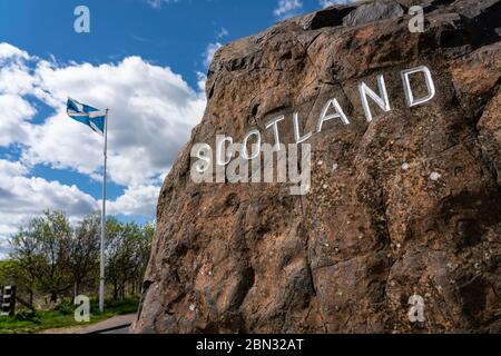 Carter Bar, Schottland, Großbritannien. 12 Mai 2020. Blick auf die Grenze zwischen England und Schottland an der A68 südlich von Jedburgh bei Carter Bar in den Scottish Borders. Der schottische erste Minister hat gesagt, dass die Menschen aus England, weil die Sperrung des Coronavirus in Schottland nicht aufgehoben wird, nicht nach Schottland reisen sollten, wenn sie nicht schottischen Sperrgesetzen folgen. Iain Masterton/Alamy Live News Stockfoto