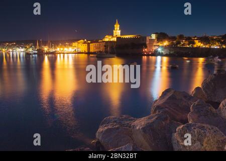 Nachtsicht auf die Küste in Krk Stadt auf der Insel Krk, Kroatien Stockfoto