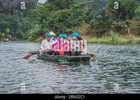 Viele Leute fahren auf einem See in Vietnam. Ninh Binh, Vietnam - 7. März 2020. Stockfoto