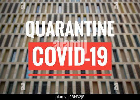 QUARANTÄNE COVID-19 Text auf unscharfem Hintergrund eines Gebäudes. Konzept des Coronavirus-Ausbruchs. Stockfoto