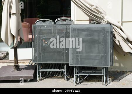 Italienische Restaurants in Meran, Südtirol, sind wegen COVID-19 noch geschlossen. Stühle und Tische stehen gestapelt und verkettet. Stockfoto