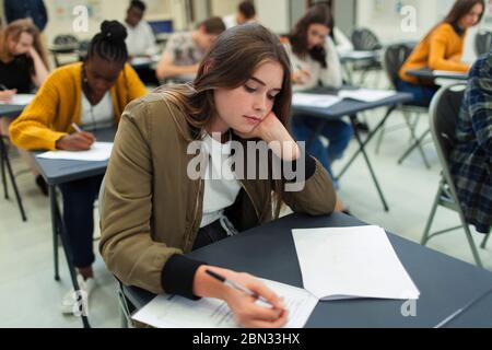 Nahaufnahme konzentrierte High School Mädchen Schüler nach unten schauen Stockfoto