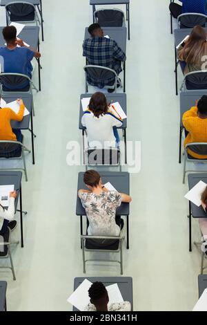 Ansicht von oben Schüler, die an den Schreibtischen im Klassenzimmer Prüfung ablegen Stockfoto