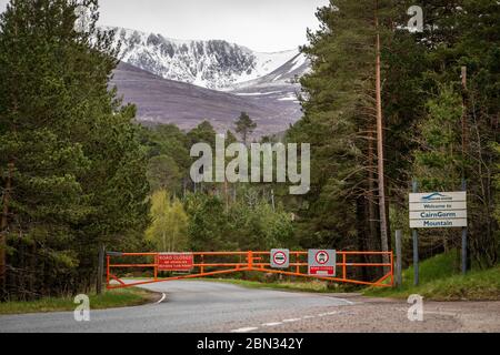 Ein Straßensperrschild auf der Straße zum Cairngorm Ski Centre in der Nähe von Aviemore, nachdem die Menschen angewiesen wurden, nicht nach Schottland zu reisen, obwohl die Regierung die Lockdown-Maßnahmen in England angekündigt hatte. Stockfoto