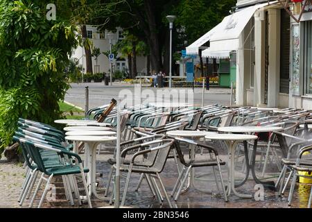 Italienische Restaurants in Meran, Südtirol, sind wegen COVID-19 noch geschlossen. Stühle und Tische stehen gestapelt und verkettet. Stockfoto