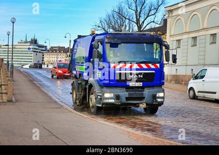 Blue MAN TGM 15.240 Straßenwäscher LKW von Stara, Stadt Helsinki City Construction Services, Waschen Straßen in Helsinki, Finnland. 12.Mai 2020 Stockfoto