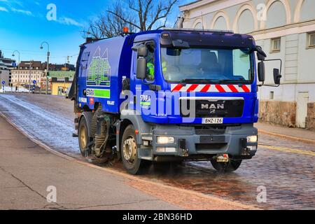 Blue MAN TGM 15.240 Straßenwäscher LKW von Stara, Stadt Helsinki City Construction Services, Waschen Straßen in Helsinki, Finnland. 12.Mai 2020 Stockfoto