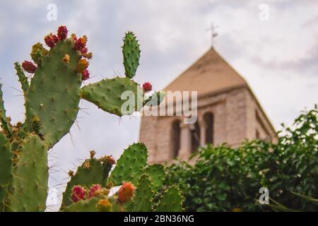 Glockenturm des Benediktinerklosters St. Andreas in der Stadt Rab auf der Insel Rab, Kroatien Stockfoto