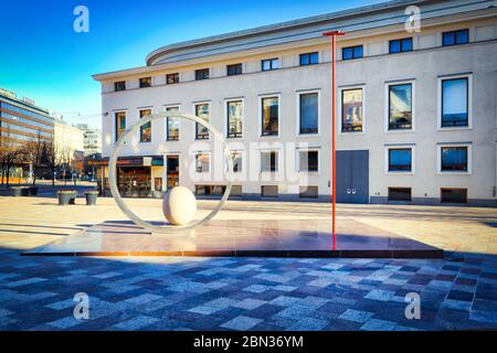 Faith Hope Love, ein Kunstwerk von Eva lange, feiert die 100-jährige Geschichte und die Verbindung zwischen Finnland und Schweden. Erottaja, Helsinki, Finnland. Stockfoto