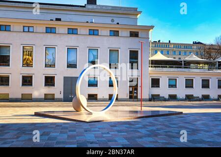 Faith Hope Love, ein Kunstwerk von Eva lange, feiert die 100-jährige Geschichte und die Verbindung zwischen Finnland und Schweden. Erottaja, Helsinki, Finnland. Stockfoto