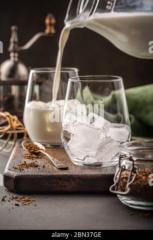 Dalgona Kaffee in Glas Tasse Stockfoto