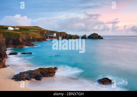 Küste von Nordkorn in Mother Ivey's Bay in der Nähe von Trevose und Harlyn. Die Landzunge beherbergt Padstow Rettungsboot Station Stockfoto