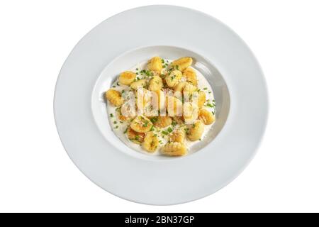 Italienisches Gericht Macarana in Sauce mit grünen Zwiebeln. Auf weißem Hintergrund. Stockfoto