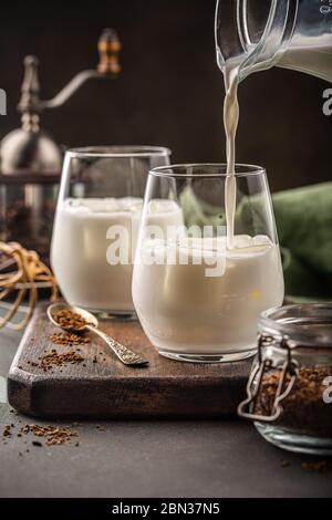 Dalgona Kaffee in Glas Tasse Stockfoto