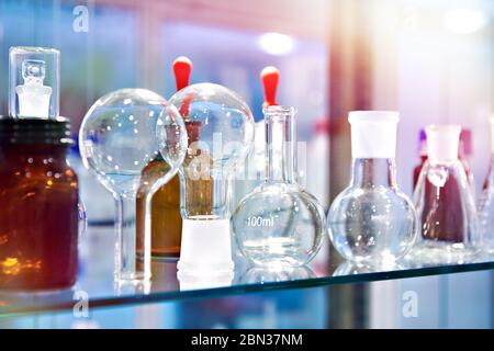 Glaskolben in einem chemischen Labor Stockfoto