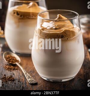 Dalgona Kaffee in Glas Tasse Stockfoto