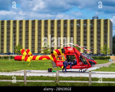 Hubschrauber Ambulance Cambridge. Die Essex & Herts Air Ambulance wartet am Cambridge Addebrookes Hospital Helipad. McDonnell Douglas MD902 Explorer. Stockfoto