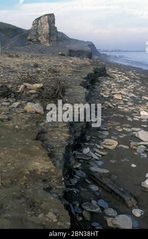 Meereserosion von Kohleabfällen am Strand unter stiller Mine Seaham Co Durham UK Stockfoto