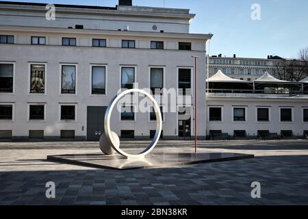 Faith Hope Love, ein Kunstwerk von Eva lange, feiert die 100-jährige Geschichte und die Verbindung zwischen Finnland und Schweden. Erottaja, Helsinki, Finnland. Stockfoto