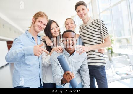 Glückliche Gruppe von Studenten feiern ihren Abschluss von der Universität Stockfoto