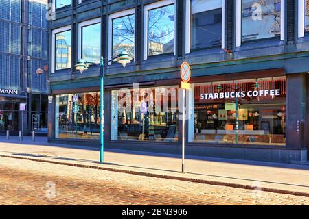 Starbucks Kaffee im Akateeminen kirjakauppa Bookstore, Helsinki, Finnland von der North Esplanade im Morgenlicht gesehen. 10.Mai 2020. Stockfoto