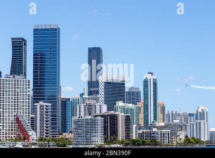 Die Blue Angels fliegen in einem Gruß an COVID-19-Helfer vor Ort über die Innenstadt von Miami. Das US Navy-Flugteam fliegt F/A-18 Hornet. Stockfoto