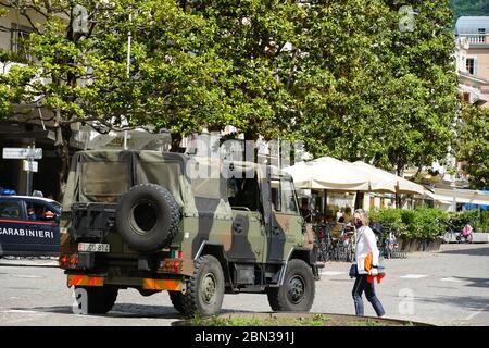 Armeewagen und Fußsoldaten auf der Straße in Meran, Südtirol, Italien, überprüfen die Stadt, patrouillieren nach Italien in Phase 2 getreten ist Stockfoto