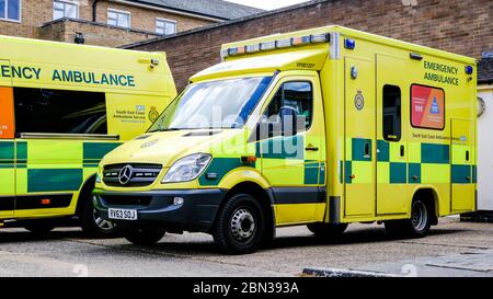 Geparkte Krankenwagen in South London, Großbritannien, Rettungsfahrzeuge Stockfoto