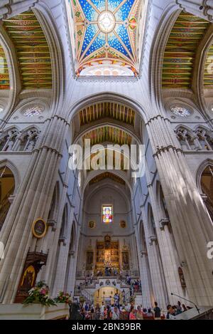 Innenansicht der Almudena Kathedrale in Madrid, Spanien Stockfoto