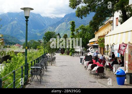 Phase 2 der Einschränkungen aufgrund von COVID-19. Einige Restaurants in Meran, Südtirol, Italien sind bereits eröffnet. Stockfoto