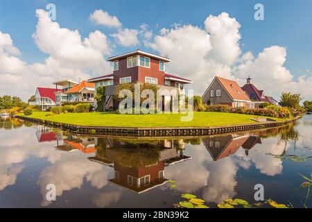 Moderne Villen an einem Teich in der Provinz Friesland, Niederlande Stockfoto