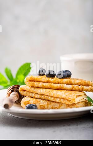 Köstliche hausgemachte Crepes oder Pfannkuchen Stockfoto