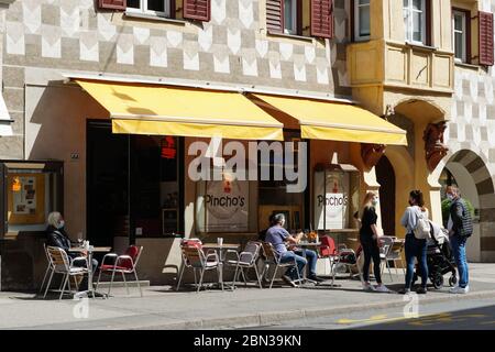 Phase 2 der Einschränkungen aufgrund von COVID-19. Einige Restaurants in Meran, Südtirol, Italien sind bereits eröffnet. Stockfoto