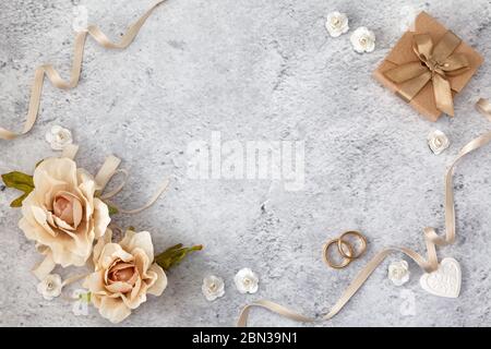 Hochzeitsdekoration mit Ringen auf dem Tisch. Stockfoto