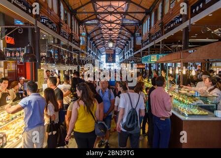 Menschen, die Essen und Einkaufen in Markt von San Miguel in Madrid, Spanien Stockfoto