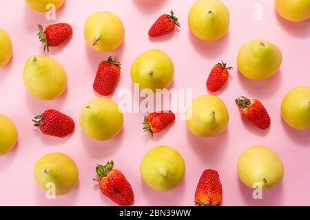 Birnen und Erdbeeren auf rosa Hintergrund. Stockfoto