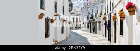 Panoramabild weiß Kopie Raum Blick, leere Straße berühmten Dorf Mijas in Spanien. Charmante enge Straßen mit Neujahrsschmuck, Spanien Stockfoto